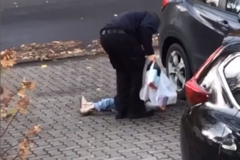 «Δεν είναι καθόλου αστείο αυτό που βλέπουμε»: Πατέρας σηκώνει τη 2χρονη κόρη του σαν… σακούλα με ψώνια (βίντεο)