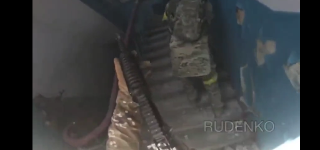 Ουκρανοί κάνουν επιδρομή σε κτίριο στο Μπακχμούτ αλλά τους αντιλαμβάνονται οι άνδρες της Wagner (σκληρό βίντεο)