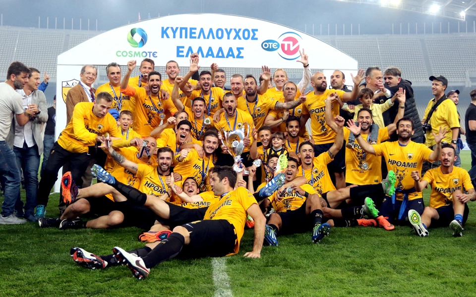 Μεγαλειώδης νίκη και νταμπλ της ΑΕΚ στον τελικό του Κυπέλου Ελλάδος: Με 10 παίκτες από το 6′ κέρδισε τον ΠΑΟΚ 2-0!