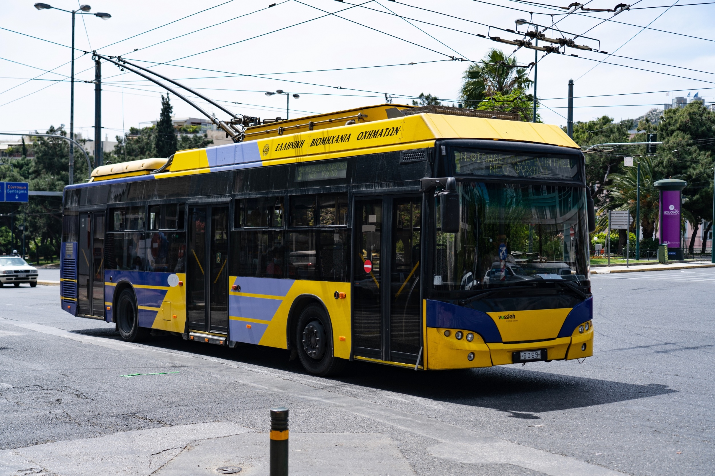 Συνελήφθη οδηγός τρόλεϊ που έβγαλε όπλο και απείλησε ένα άτομο – Είχε στην κατοχή του και γκλοπ!