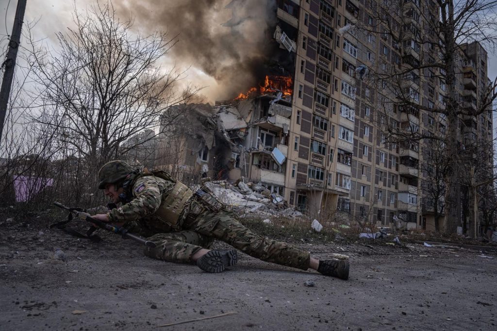 Βίντεο: Ουκρανοί σκοτώνουν κατά λάθος… Ουκρανούς κατά την διάρκεια συγκρούσεων σε κτίριο του Μπάκχμουτ