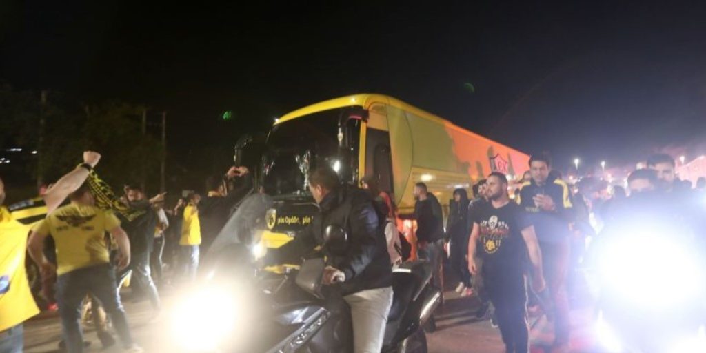 ΑΕΚ: Οπαδοί έστησαν «γλέντι» στην εθνική οδό για τους νταμπλούχους – Έκλεισαν τη μία λωρίδα