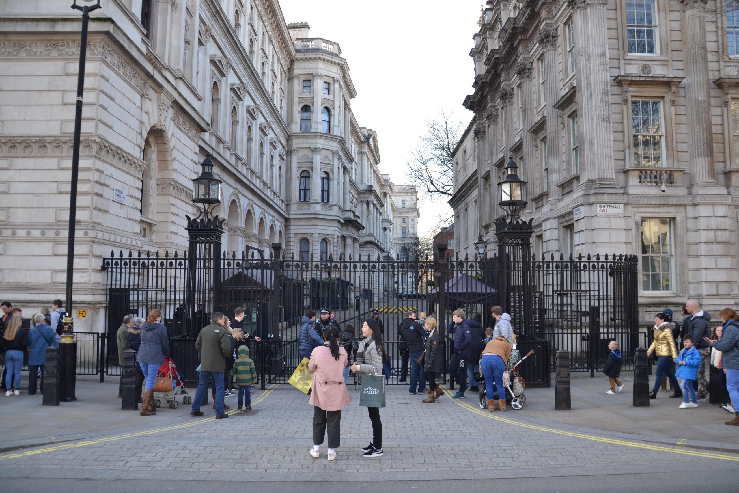 Λονδίνο: Αυτοκίνητο έπεσε πάνω στην πύλη της Downing Street (βίντεο)