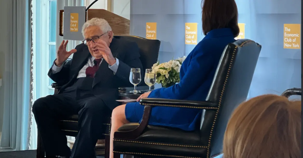 Η στιγμή που ο Χένρι Κίσινγκερ σβήνει τούρτα για τα… 100 του χρόνια (βίντεο)