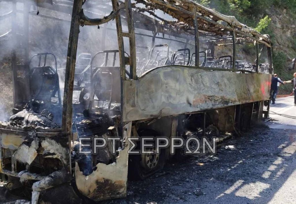 Σέρρες: Κάηκε ολοσχερώς τουριστικό λεωφορείο (βίντεο)