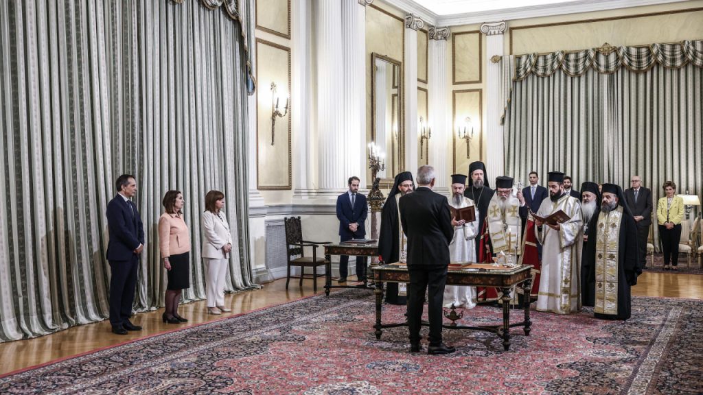 Ορκίζεται στις 12:00 η υπηρεσιακή κυβέρνηση – Όλοι οι νέοι υπουργοί για ένα μήνα