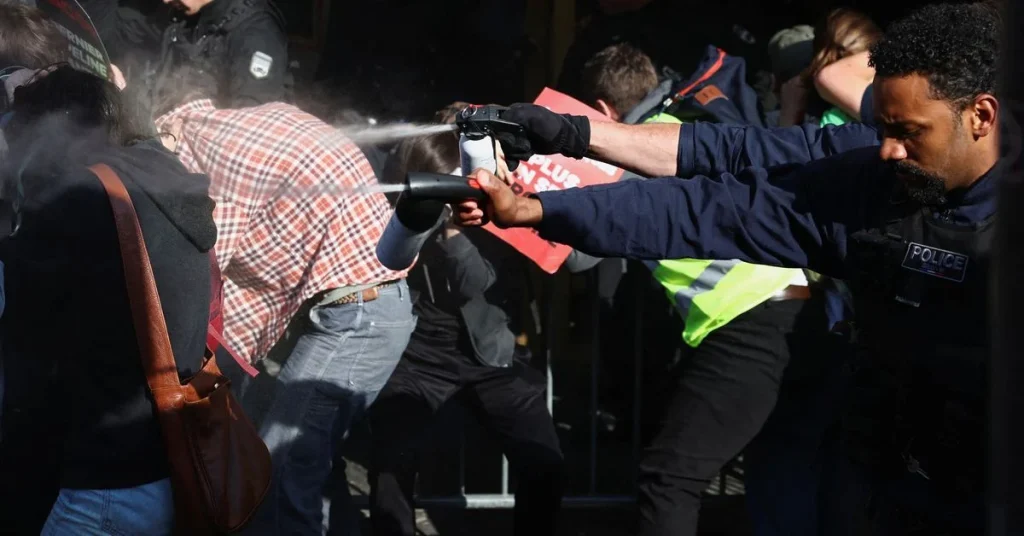 Γαλλία: Σφοδρά επεισόδια στον πετρελαϊκό κολοσσό TotalEnergies – Δακρυγόνα και σπρέι πιπεριού κατά διαδηλωτών