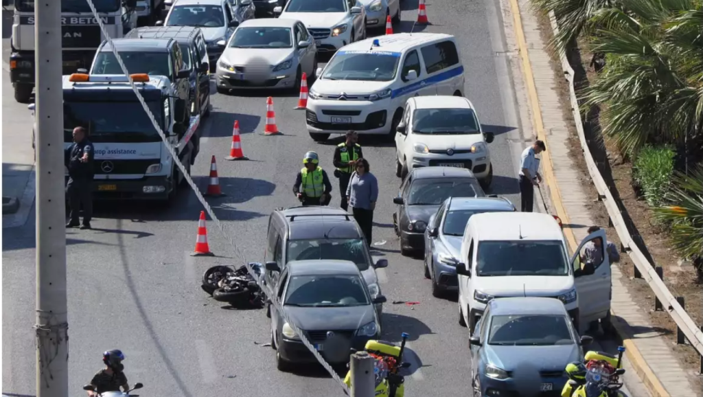 Θανατηφόρο τροχαίο με έναν νεκρό στην Παραλιακή – Mηχανή τράκαρε με επτά αυτοκίνητα