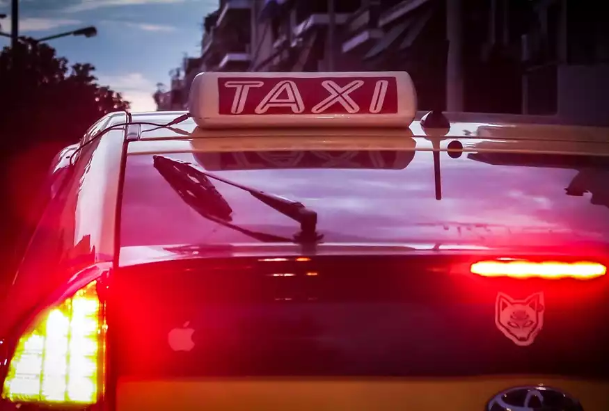 Θεσσαλονίκη: Στα «κάγκελα» οι ιδιοκτήτες ταξί – Καταγγέλλουν πως γίνονται παράνομα δρομολόγια με ΙΧ