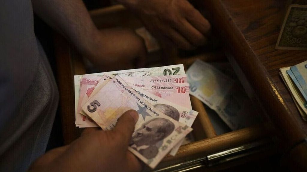 Τουρκία: Σε ιστορικά χαμηλό επίπεδο έναντι του δολαρίου υποχωρεί η τουρκική λίρα