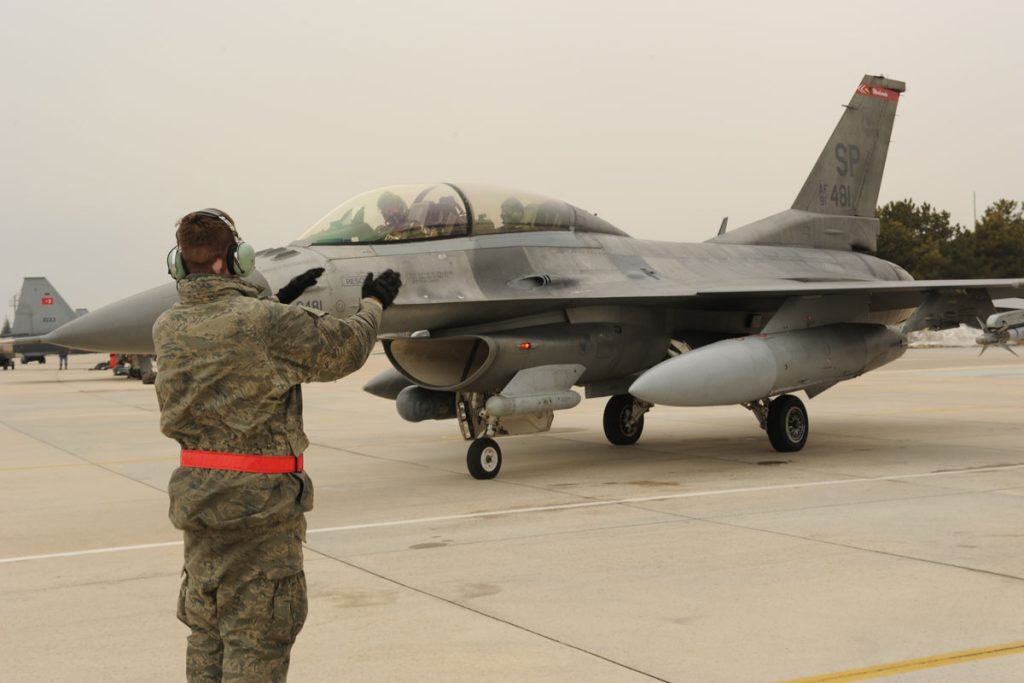D.McGregor: «Ανησυχώ ότι τα F-16 δεν θα τα πετούν Ουκρανοί πιλότοι αλλά Αμερικανοί»
