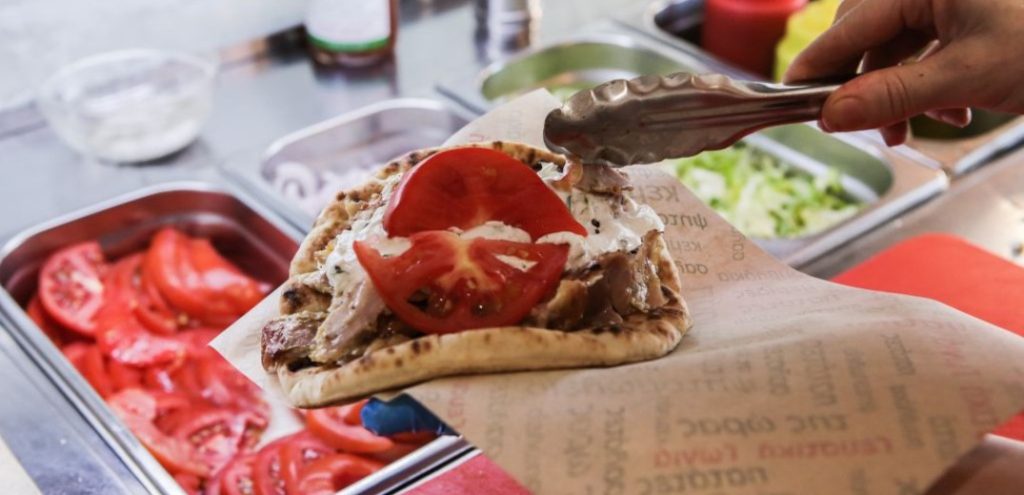 «Λουκέτο» σε γνωστό σουβλατζίδικο στη Θεσσαλονίκη μετά από 24 χρόνια: «Ντρέπομαι να πουλάω πέντε ευρώ το σάντουιτς»