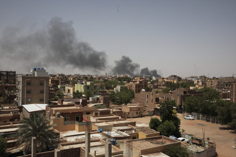 Σουδάν: Μαίνονται οι μάχες – Ο στρατός καλεί απόστρατους και έφεδρους να καταταγούν