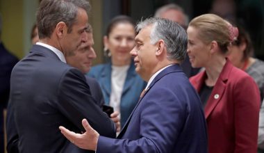 Politico: «Ελλάδα και Ουγγαρία – Ένα περίεργο ζευγάρι – Μπλόκαραν το 11ο πακέτο κυρώσεων κατά της Ρωσίας»