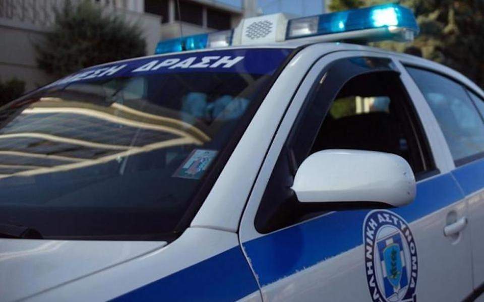 Θεσσαλονίκη: Τρόμος για 40χρονη γυναίκα και το παιδί της – Αδέσποτη βολίδα «καρφώθηκε» στο όχημά τους