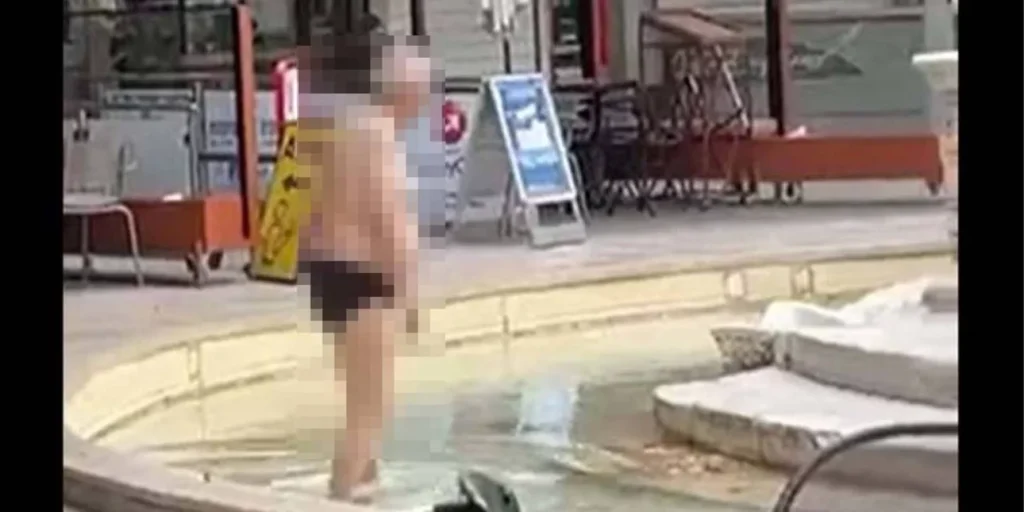 Ηράκλειο: Hλικιωμένος βούτηξε με το εσώρουχο σε σιντριβάνι και έγινε viral (βίντεο)