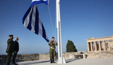 Στην Ακρόπολη για την έπαρση της σημαίας ο Ιωάννης Σαρμάς (φωτο)