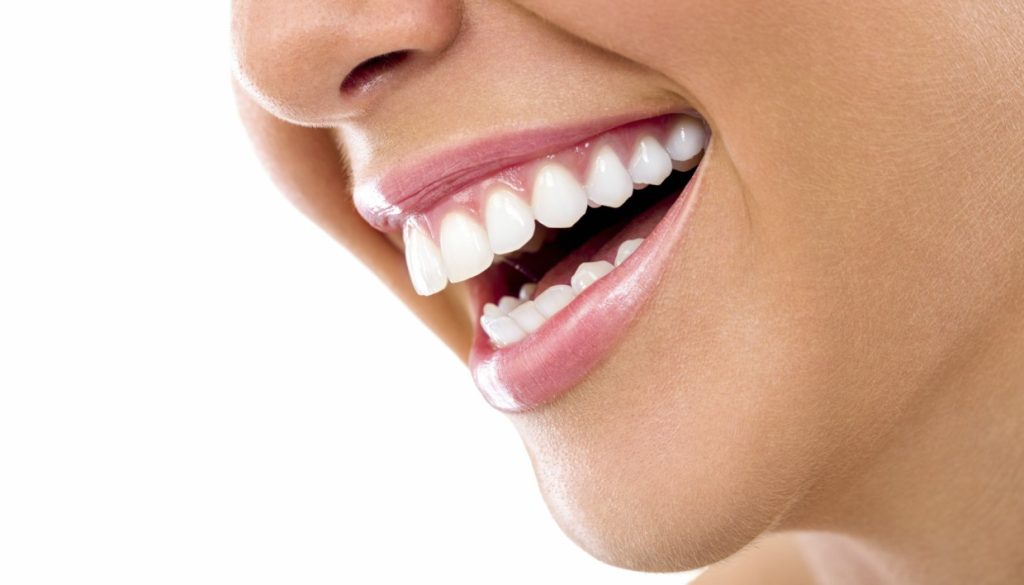 Θα σας «χαρίσουν» αστραφτερό χαμόγελο: Αυτές είναι οι τροφές που λευκαίνουν τα δόντια