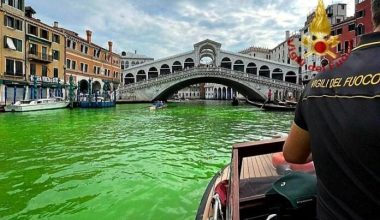 Βενετία: Πράσινο χρώμα πήραν ξαφνικά τα κανάλια – Πώς προκλήθηκε το φαινόμενο;