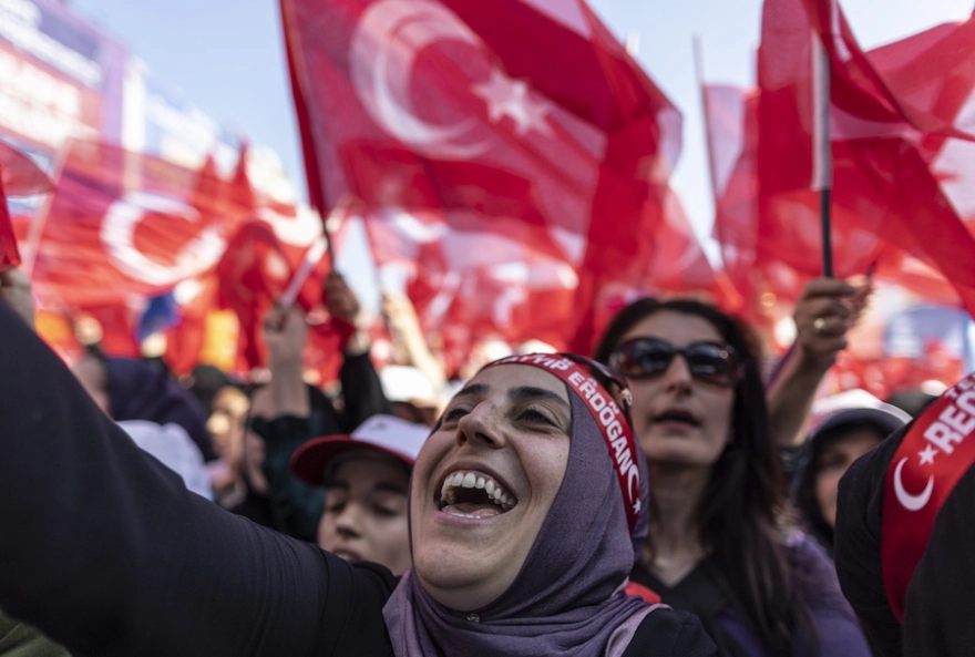 Bloomberg για τουρκικές εκλογές: «Ο Ερντογάν επιδιώκει να σφραγίσει τη νίκη»