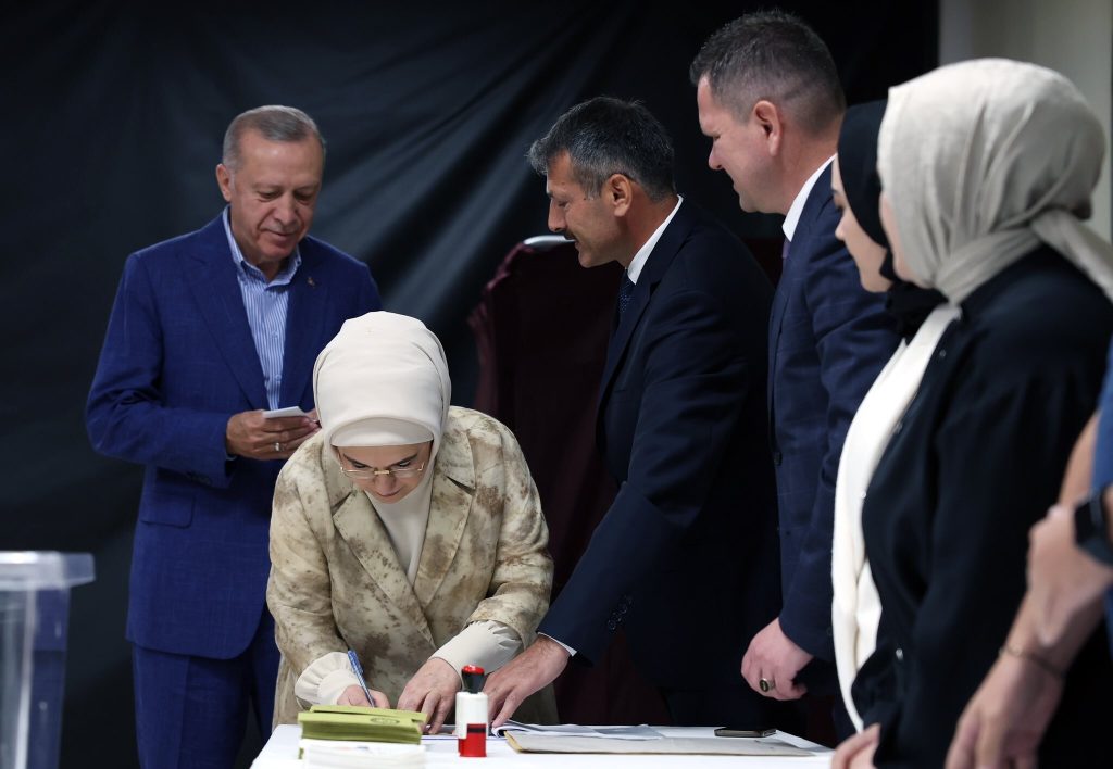 Σάλος με την Εμινέ Ερντογάν – Ψήφισε χωρίς ταυτότητα (βίντεο)