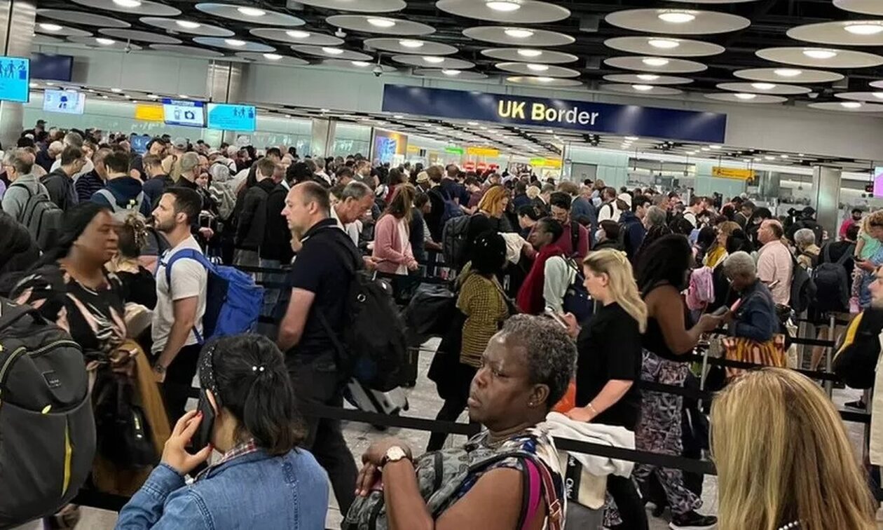«Χάος» στα αεροδρόμια της Βρετανίας: Μεγάλες καθυστερήσεις στις αφίξεις λόγω τεχνικών προβλημάτων στις ηλεκτρονικές πύλες