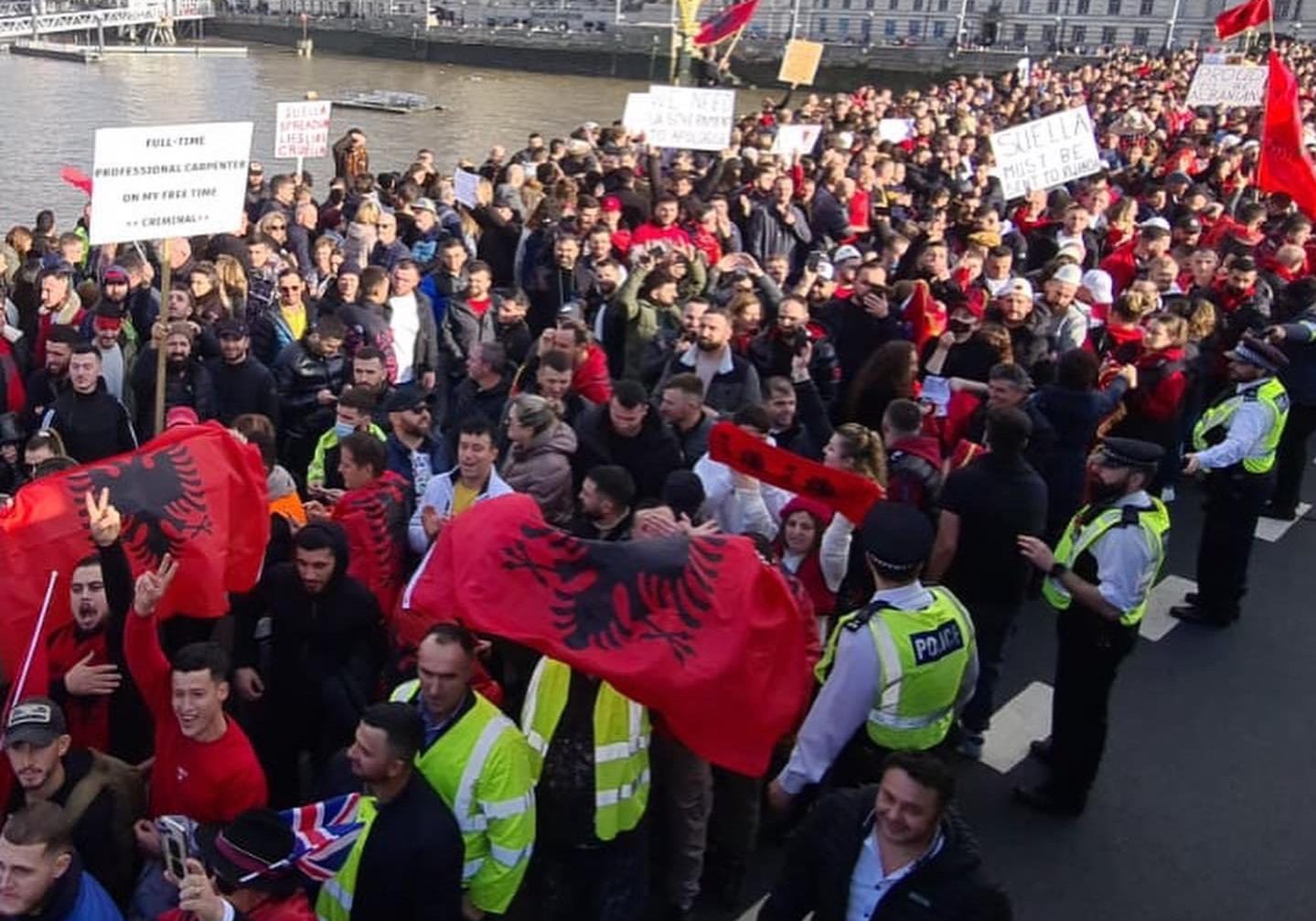 Βρετανικό ΥΠΕΣ σε Αλβανούς παράνομους μετανάστες: «Μην έρχεστε – Θα σας απελάσουμε»