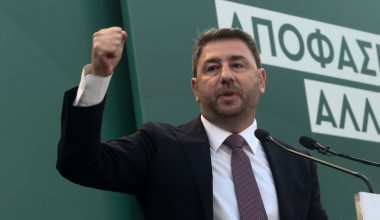 Ν.Ανδρουλάκης: Όταν ο νυν πρόεδρος του ΠΑΣΟΚ έβγαζε όπλο μέσα σε κλειστό χώρο (φώτο-βίντεο)