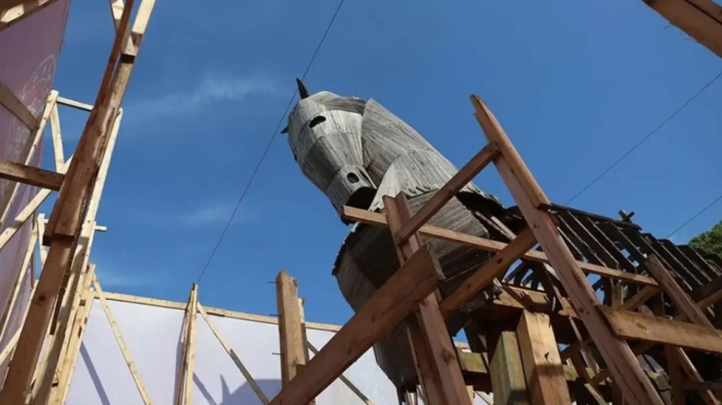 Οι Τούρκοι επισκευάζουν τον «Δούρειο Ίππο» στην Καλλίπολη