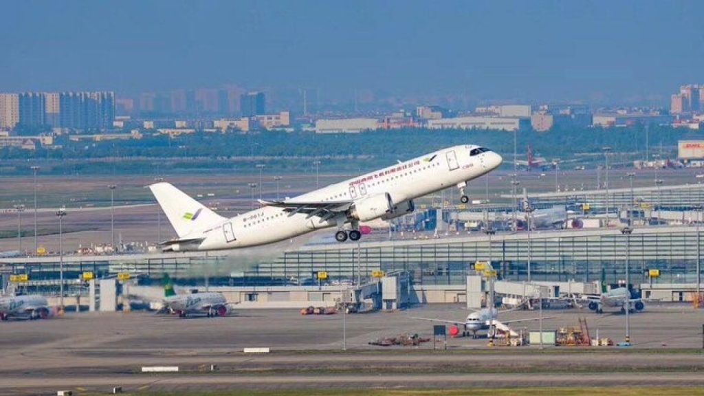 Κίνα: Απογειώθηκε για την «παρθενική» του πτήση το C919 – Το πρώτο επιβατικό αεροσκάφος μέσων αποστάσεων (βίντεο)