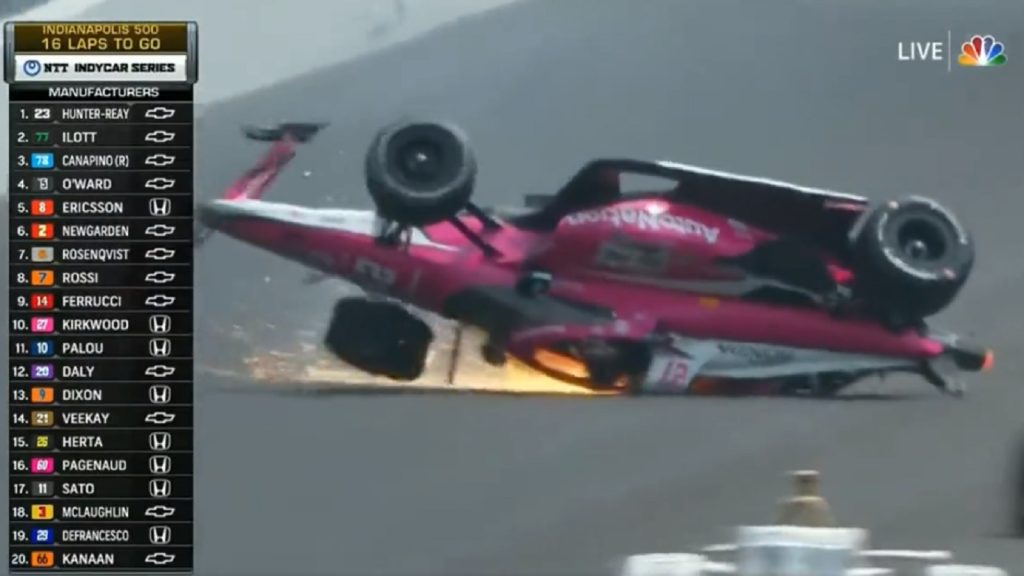 Παραλίγο τραγωδία στον αγώνα Indianapolis 500: Τροχός πέρασε πάνω από κατάμεστη εξέδρα (βίντεο)