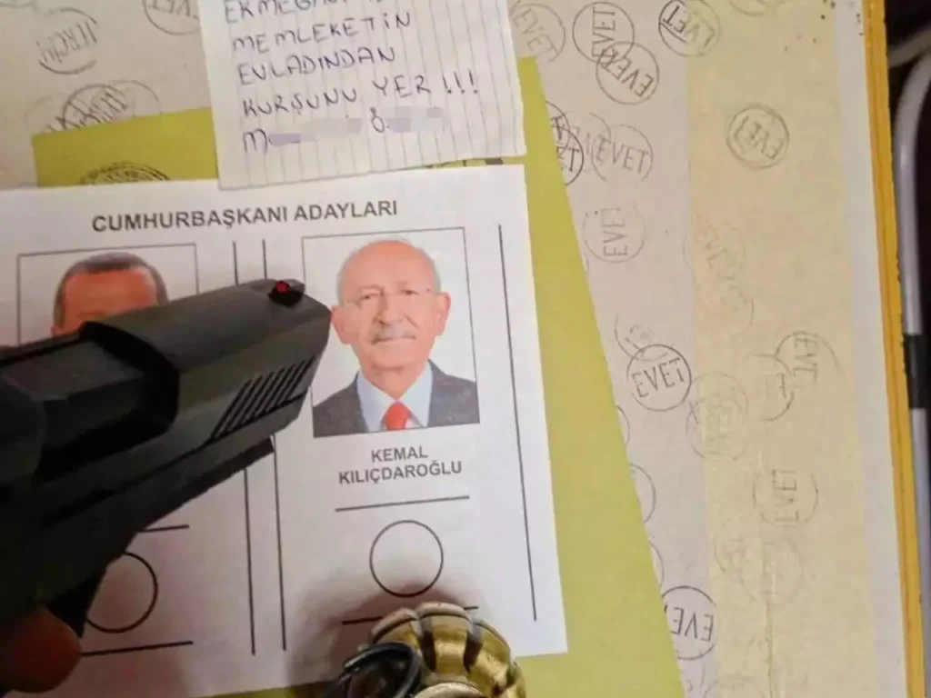 Εκλογές στην Τουρκία: Ψηφοφόρος μπήκε με όπλο στο εκλογικό κέντρο και «στόχευσε» τη φωτογραφία του Κ.Κιλιτσντάρογλου
