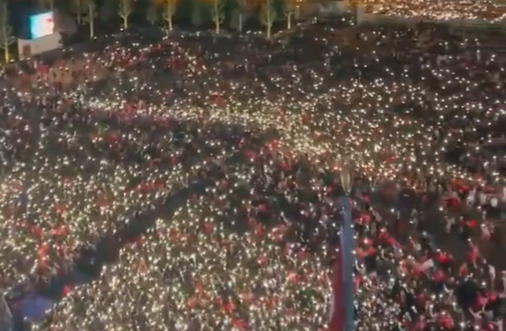Χιλιάδες κόσμου έξω από το Προεδρικό Μέγαρο της Τουρκίας – Πανηγυρίζουν τη νίκη του Ρ.Τ.Ερντογάν (βίντεο)