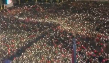 Χιλιάδες κόσμου έξω από το Προεδρικό Μέγαρο της Τουρκίας – Πανηγυρίζουν τη νίκη του Ρ.Τ.Ερντογάν (βίντεο)