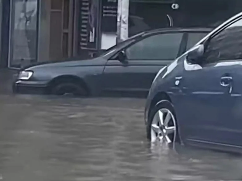 «Άνοιξαν» οι ουρανοί στη Θεσσαλονίκη – Πλημμύρες από καταρρακτώδη βροχή (βίντεο)