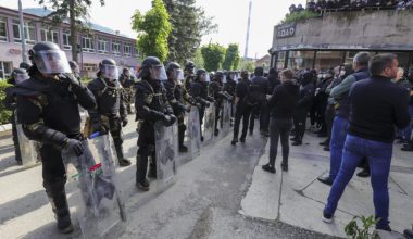 Κόσοβο: Νέες διαδηλώσεις Σέρβων στα βόρεια – Επεισόδια σε τέσσερις πόλεις