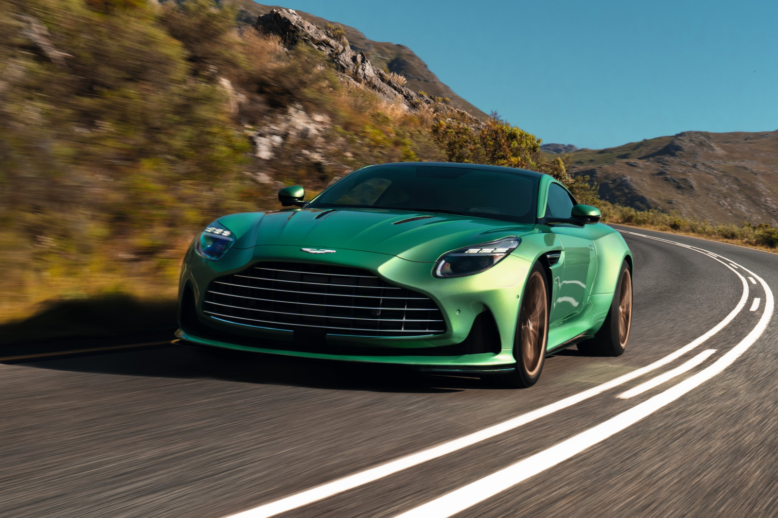 Aston Martin DB12: Αποκαλύφθηκε το επόμενο αμάξι του Bond!  