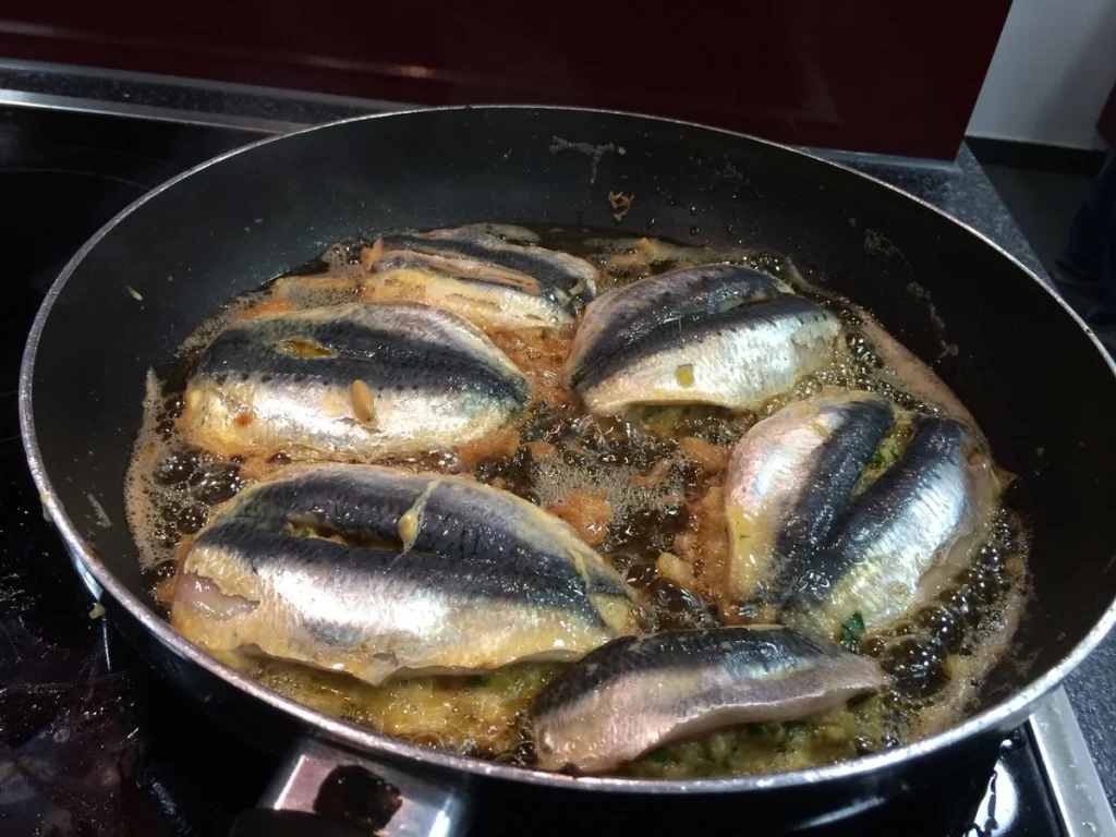 Σάλος στην Κάρπαθο: Εστιατόριο τηγανίζει τα ψάρια… ζωντανά (βίντεο)