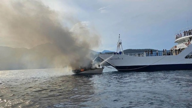 Λευκάδα: Στις φλόγες τυλίχτηκε σκάφος στο Μεγανήσι – Βούτηξαν στη θάλασσα οι επιβάτες