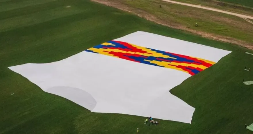 Ρουμανία: Έφτιαξαν το μεγαλύτερο T-shirt στον κόσμο – Έχει μήκος 108,96 μέτρα (φωτο)