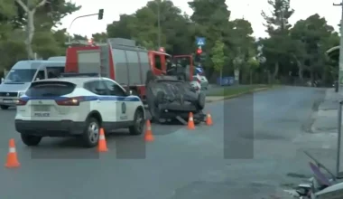Τροχαίο στη Λεωφόρο Μαραθώνος – Αυτοκίνητο ξήλωσε πινακίδα και κατέληξε ανάποδα