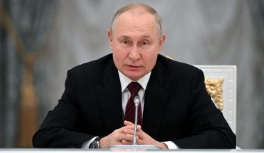 Ν.Πεσκόφ: «Ο Β.Πούτιν ενημερώθηκε για τις επιθέσεις με drones στη Μόσχα – Εργάζεται κανονικά»