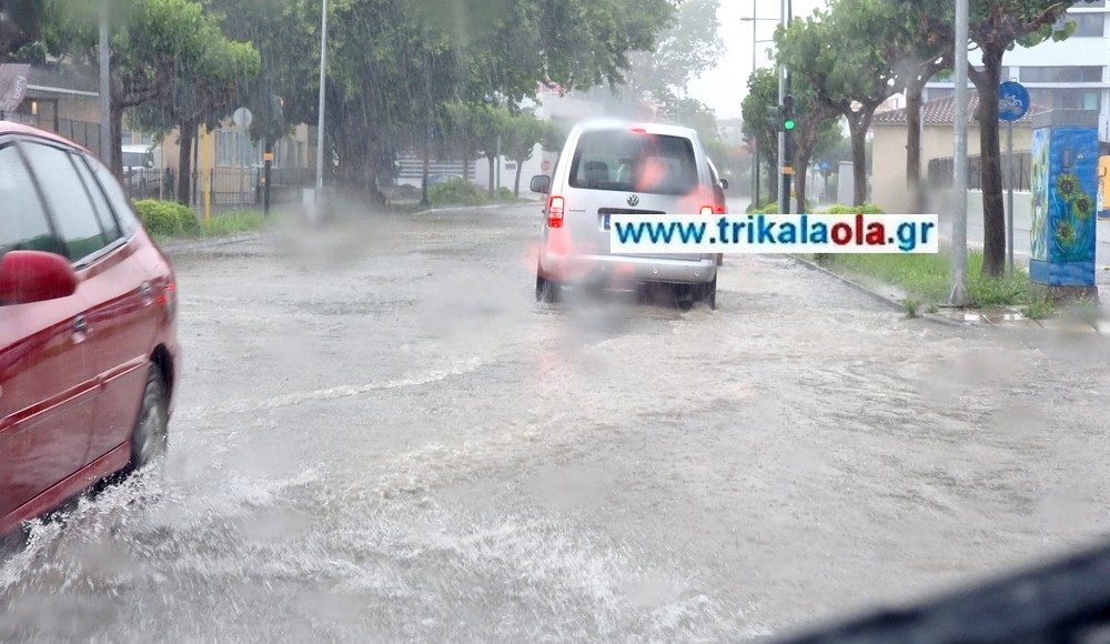 Πλημμύρισαν οι δρόμοι στα Τρίκαλα μετά από ξαφνικό μπουρίνι (βίντεο)