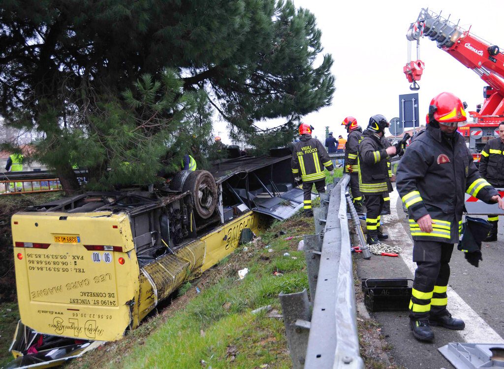 Ιταλία: Σχολικό λεωφορείο έπεσε σε χαράδρα στην Τοσκάνη – Εκτός κινδύνου οι 20 μαθητές (φωτό)