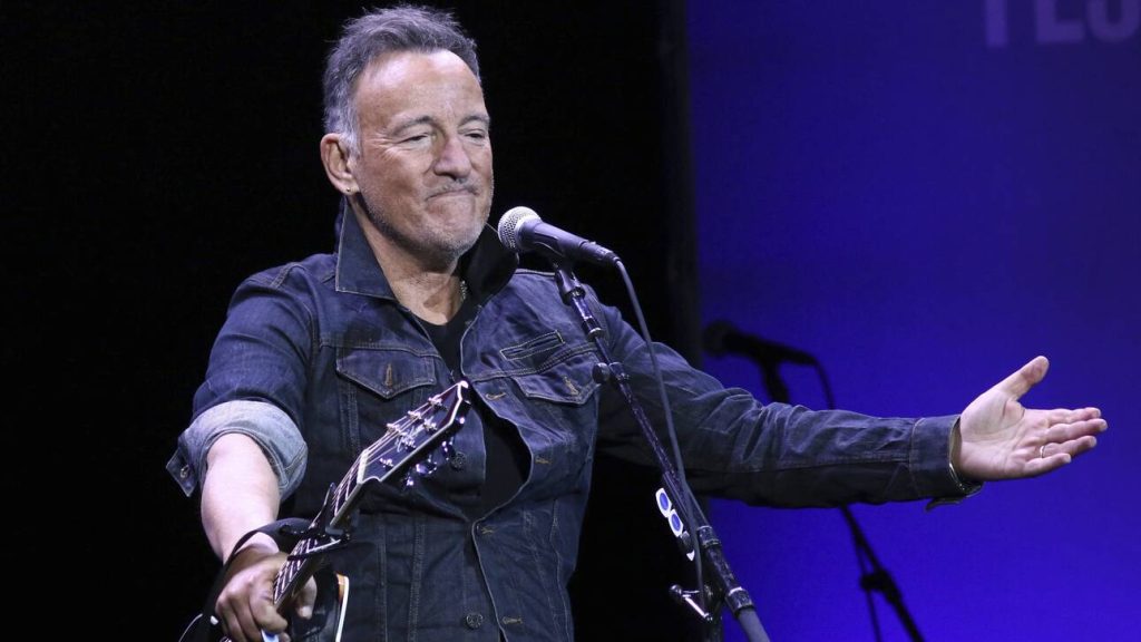 Ατύχημα για τον Μπρους Σπρίνγκστιν: «Έφαγε» επική τούμπα στη συναυλία του στο Άμστερνταμ (βίντεο)