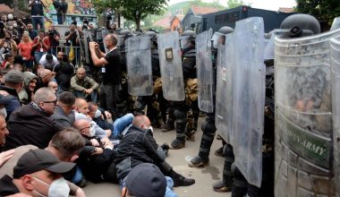 Βίντεο: Πώς ξεκίνησαν οι συγκρούσεις στο Κόσοβο – ΝΑΤΟϊκοί και Κοσοβάροι χτύπησαν αναίτια καθήμενους Σέρβους διαδηλωτές