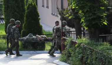 Κλιμακώνεται η ένταση στο Κόσοβο: Άγριες συγκρούσεις Σέρβων-KFOR – Δύο τραυματίες από πυρά