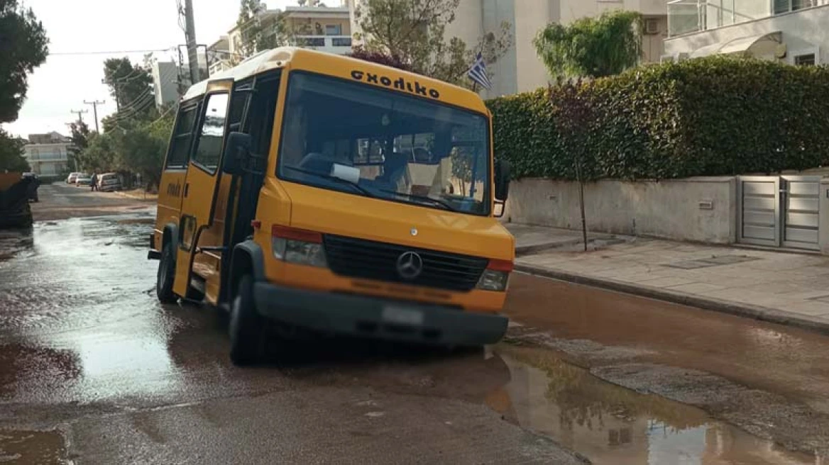 Πόρτο Ράφτη: Σχολικό λεωφορείο έπεσε σε λακκούβα και δεν μπόρεσε να «ξεκολλήσει»