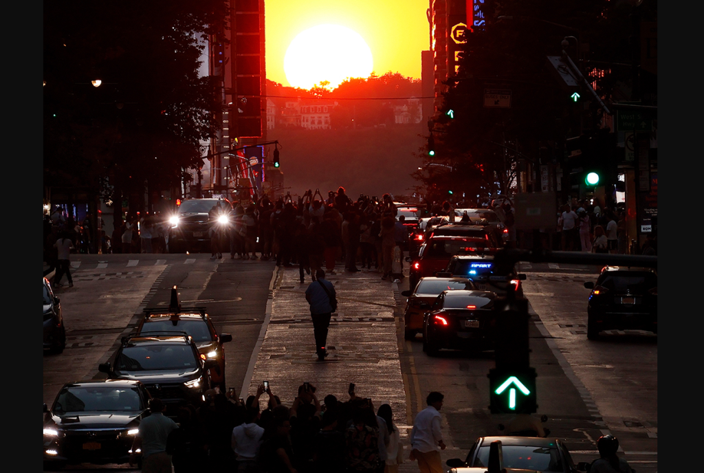 Manhattanhenge: «Μαγευτικές» εικόνες από το ηλιοβασιλέμα στο Μανχάταν (φωτό)