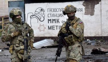 Ρώσοι αλεξιπτωτιστές καταλαμβάνουν ουκρανική οχυρή θέση με την βοήθεια πυροβολικού και drone (βίντεο)